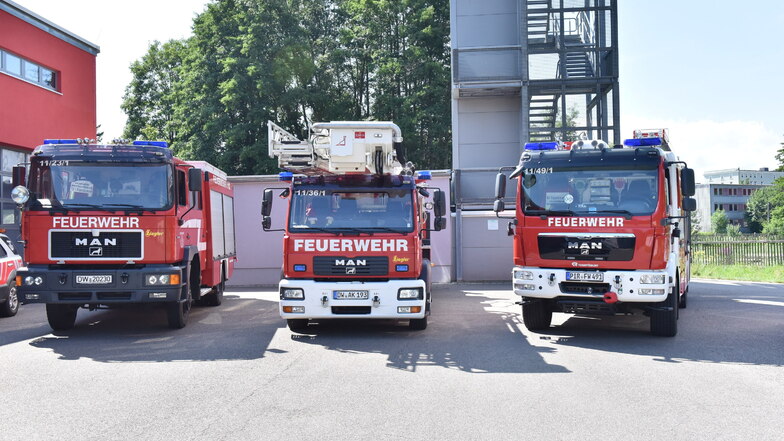 Einsatzfahrzeuge der Feuerwehr Dippoldiswalde stehen hier am Gerätehaus. Zwei neue sind jetzt bestellt worden.