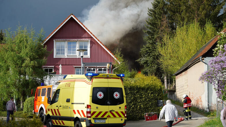 Dicker Rauch über der Schwedenhaussiedlung in Großpostwitz. Hier ist am Freitagnachmittag ein Brand ausgebrochen.