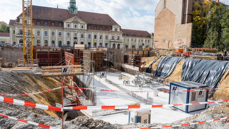 Blick auf die Baustelle des Senckenberg-Campus in Görlitz. Im Hintergrund die ehemalige Bahnpost, die jetzt ein advita-Seniorenzentrum ist.