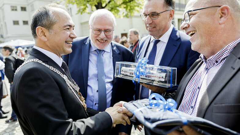 Immer wieder sah man Bombardier-Deutschland-Chef Michael Fohrer (2.v.r.) in Görlitz. Hier gratulierte er vergangenen Sommer zusammen mit Werkleiter Carsten Liebig (2.v.l.) und dem Betriebsratsvorsitzenden René Straube (re.) dem neuen Görlitzer OB Ursu.