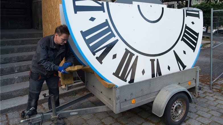 Der Uhrentechniker Jörg Hippe entlädt an der Lukaskirche einen Hänger mit dem neuen Zifferblatt. 