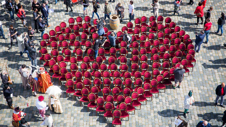 Rot bezogene Stühle bildeten ein Herz in der Mitte des Stuhl-Arrangements. 