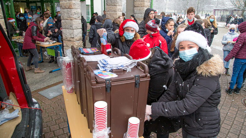 Schulsozialarbeiterin Yvonne Stellmach hat eine Nikolausüberraschung für die Schüler der Oberschule Niesky organisiert. In der ersten Hofpause schenkt sie wärmenden Punsch aus und verteilt Pfannkuchen und Gebäck.