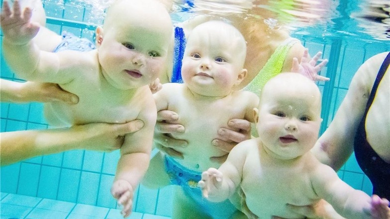 Schöne neue Welt: Freya, Leander und Theodora (v. l.) sind zehn Monate alt und tauchen beim Babyschwimmen völlig unerschrocken ins warme Wasser ab.
