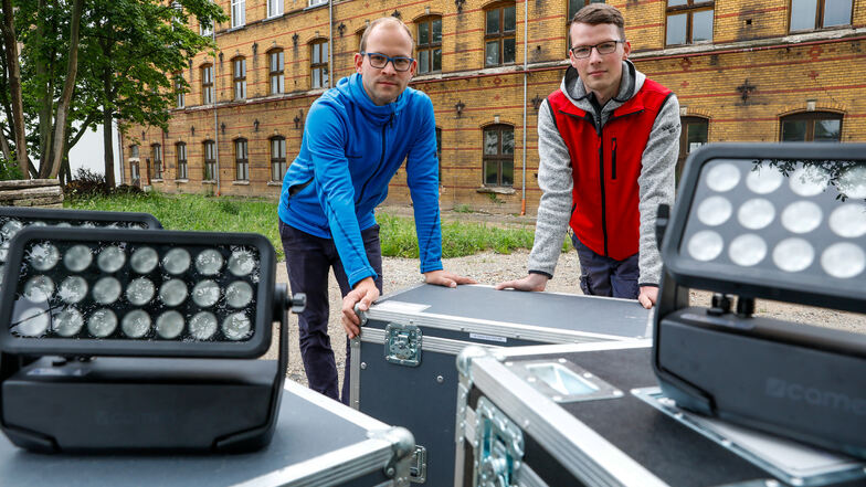 Links Tobias Wagner von Wagner-Sound GbR (links) und Axel Bombach bereiten die Lichtaktion vor.
