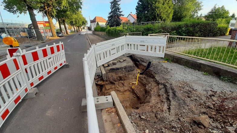 Wer gehofft hat, dass auch das seit über 100 Jahren bestehende Problem mit dem Oberflächenwasser gelöst wird, der wird enttäuscht – hier geht es nur um Medienanschlüsse.