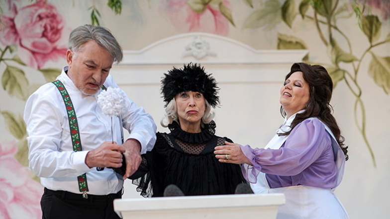 Sabine Krug als einbalsamierte Leiche (Mitte) mit Tilo Werner als Witwer und Patricia Hachtel als erbschleicherischer Krankenschwester.