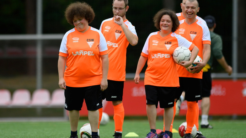 Die Fußballmannschaft des Christlichen Sozialwerks in Dresden hat im vergangenen Oktober auf dem Forstsportplatz in Weixdorf noch gemeinsam trainiert.