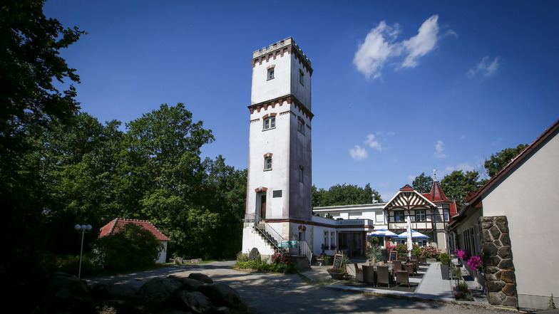 Der Turm prägt das Gebäude-Ensemble auf dem Gipfel des Schwedensteins in Steina. Am Sonntag wird sein 125-jähriges Jubiläum gefeiert.