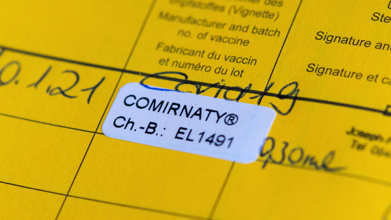 Ein Impfpass mit einer eingetragenen Impfung gegen das Corona-Virus SARS-CoV-2 ist im Impfzentrum zu sehen.