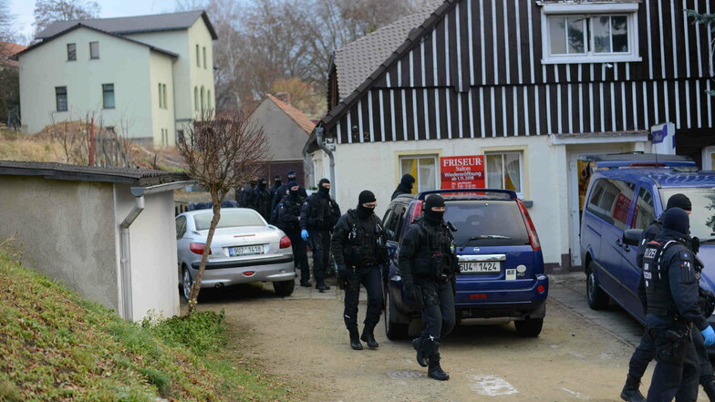 Ein Spezialeinsatzkommando der Polizei stürmte dieses Haus in Seifhennersdorf.