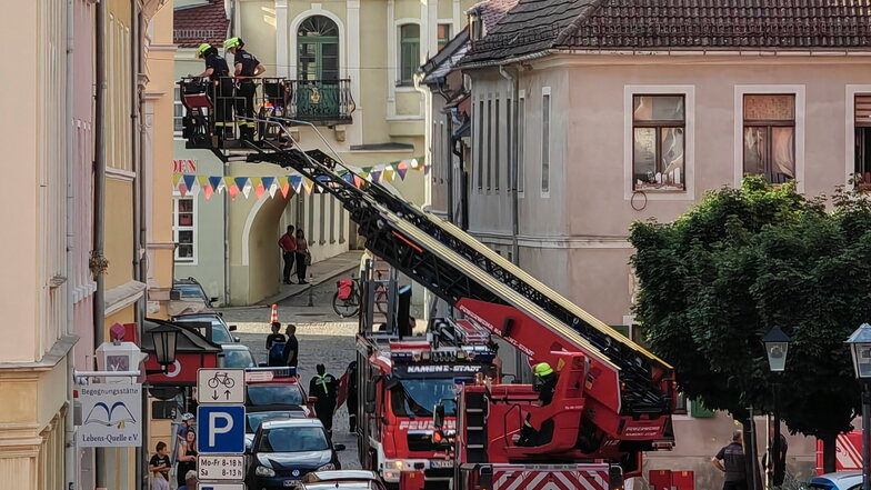 Die Kameraden der Kamenzer Feuerwehr begannen am Montagabend mit dem Schmücken der Kamenzer Altstadt fürs diesjährige Forstfest. Nach zwei Jahren Ausfall kann es endlich wieder in der traditionellen Form gefeiert werden.