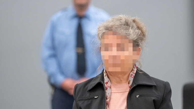 Die Moritzburger Ärztin Bianca W. soll Hunderte falsche Corona-Atteste ausgestellt haben. In ihrem Prozess am Landgericht Dresden schweigt die 66-Jährige bislang.