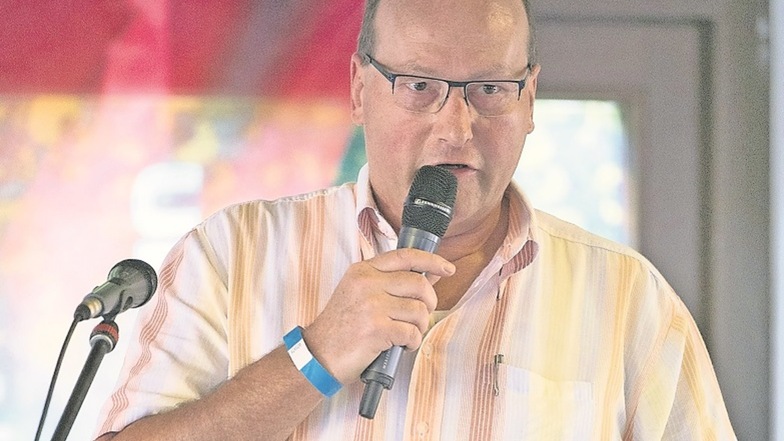 Norbert Mayer war Anfang 2014 aus der CDU, für die er zuvor im Stadtrat saß, ausgetreten und hatte zusammen mit Rudolf Polley und Ute-Maria Frost eine AfD-Fraktion gegründet.