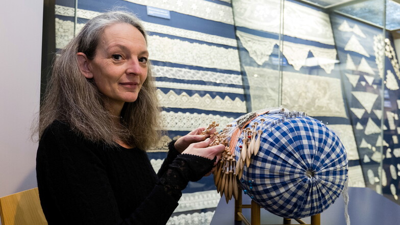 Jana Krauß hat zehn Jahre einen Buchladen geführt. Aber sie kennt sich auch mit Klöppeln aus und zeigt das im Schlesischen Museum.