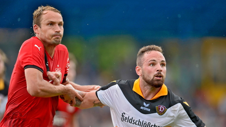 Testspiele zwischen Zwickau und Dynamo gibt es fast jede Saison. Am 5- Juli 2015 duellieren sich hier der heutige FSV-Sportchef Toni Wachsmuth(l.) und Dresdens Giuliano Modica im Stadion von Reichenbach.