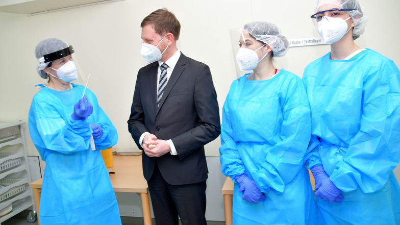 Einmal zum Schnelltest bitte: Sachsens Regierungschef Michael Kretschmer (CDU) musste sich vor dem Besuch der Radeberger Asklepios ASB-Klinik testen lassen.