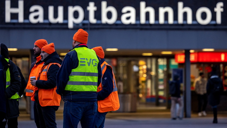 Streikende der Gewerkschaft EVG stehen vor dem Hauptbahnhof in Duisburg.
