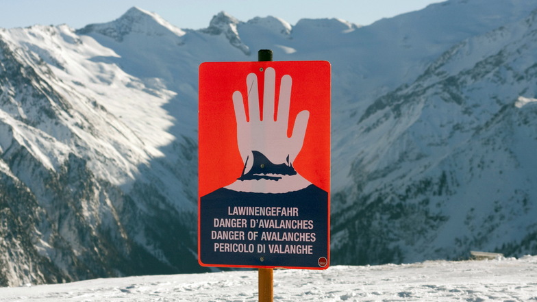 Ein Schild warnt in einem Skigebiet vor Lawinengefahr.