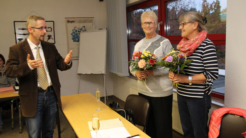Seit 30 Jahren sind Elke Förster (v. r. n. l.) und Ortrun Rümcke ununterbrochen als Abgeordnete anfangs in der Stadtverordnetenversammlung und später im Stadtrat von Lauta tätig. Von Bürgermeister Frank Lehmann gab es jeweils einen Blumenstrauß.