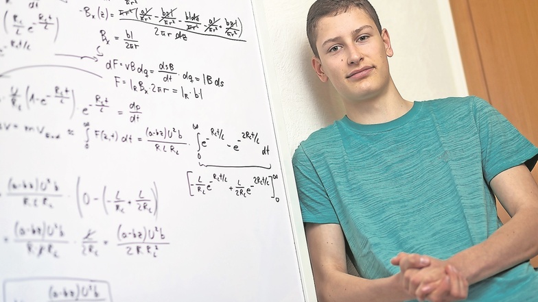 Max Schneider hat auf einer Tafel in seinem Zimmer berechnet, mit welcher Geschwindigkeit eine Induktionsschleuder funktioniert.