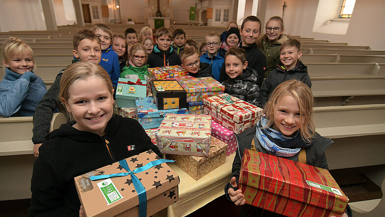 Zu einer schönen Tradition ist die Abgabe der Weihnachtspäckchen des Grundschüler in der Gersdorfer Kirche geworden.