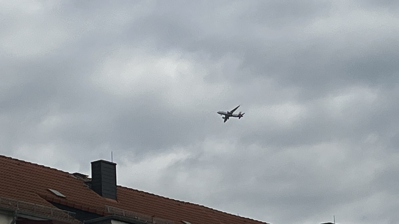 Am Mittwoch ist eine Eurowings-Maschine tief über Dresden hinweggeflogen.