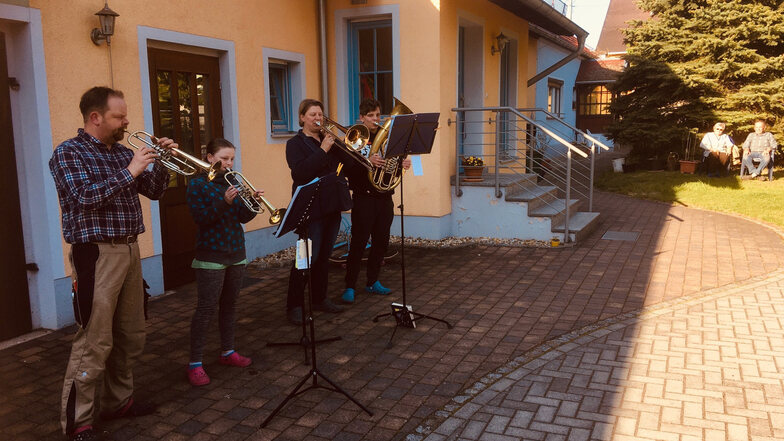 Jeden Abend spielt Familie Boy in Linz um 18 Uhr. Nicht nur die Eltern auf dem Grundstück hören zu.