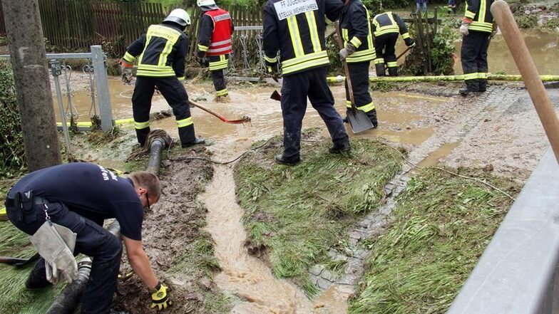 Die Einsatzkräfte bekamen Hilfe von hessischen Feuerwehren, die zuvor noch in Dresden im Hochwassereinsatz waren.