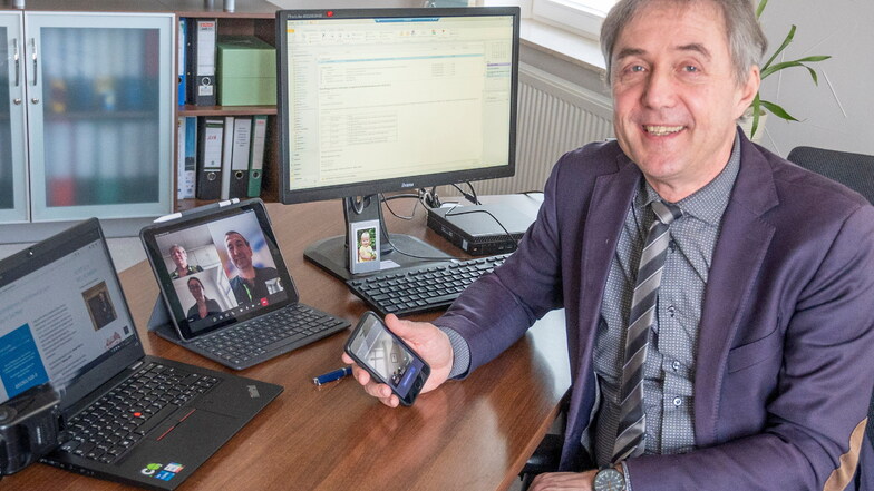 Der Gröditzer Bürgermeister Jochen Reinicke ist ein Technikfreak. Drei Monitore und ein Handy - damit kann er Beratungen des Stadtrates auch vom Schreibtisch aus per Videokonferenz leiten. Doch bisher durfte er nicht.