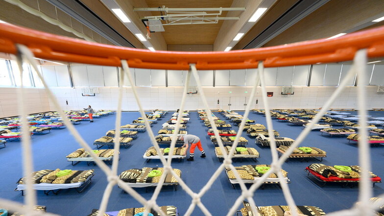 Auch die Turnhalle im Ehrenfried-Walther-von-Tschirnhaus-Gymnasium in Dresden ist derzeit Notunterkunft für Flüchtlinge aus der Ukraine.
