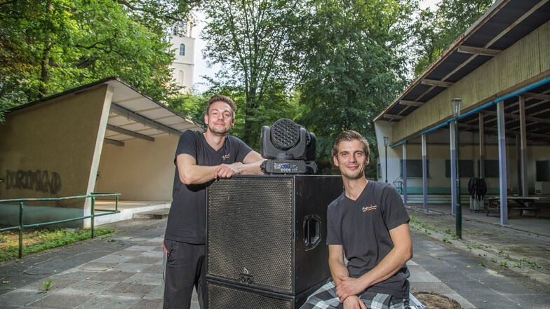 Dominik Arlt (links) und Marcel Schinzel aus Reichenbach rocken beim Rothenburger Sommerfest die Kulturanlage im Stadtpark. Nicht selbst, aber mit ihrer Firma Partyprojekt Lausitz holen sie an den drei Tagen fünf angesagte DJs in die Location.