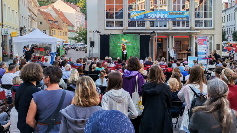 Poetry Slam auf der Bühne vor dem Theater Meißen. So wie hier waren die rund 170 Lesungen beim Literaturfest in Meißen am Wochenende sehr gut besucht.