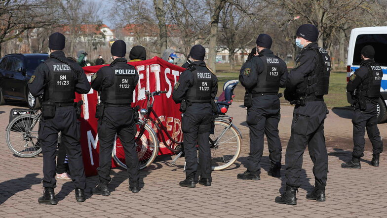 Proteste bei der Vorstellung der Bodycams im Dresdner Alaunpark mit Innenminister Wöller