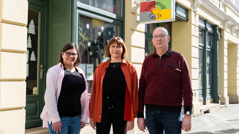 Lisa Kurrar, Anja Block, Koordinatorinnen des Familiengesundheitspaten-Projekts und Pate Manfred Neumann (v.l.) vor dem Familientreff Cari-fé an der Schulstraße in Görlitz.