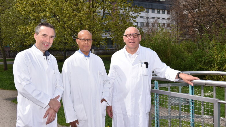 Oberarzt Carsten Straßberger (li.), Wubtaye Tekle (Mi.) und Chefarzt Lars Thomaschewski setzen jährlich etwa 700 künstliche Hüft- und Kniegelenke ein.