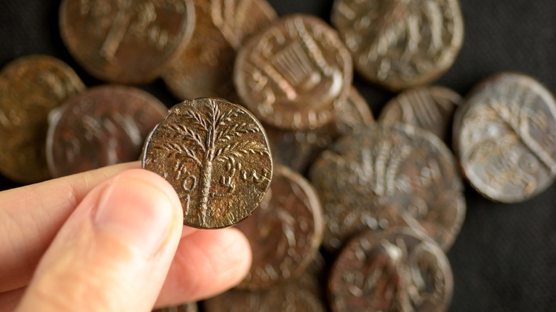 Seltene Münzen aus der Bar Kochba-Zeit, die bei Ausgrabungen in der Höhle entdeckt wurden.
