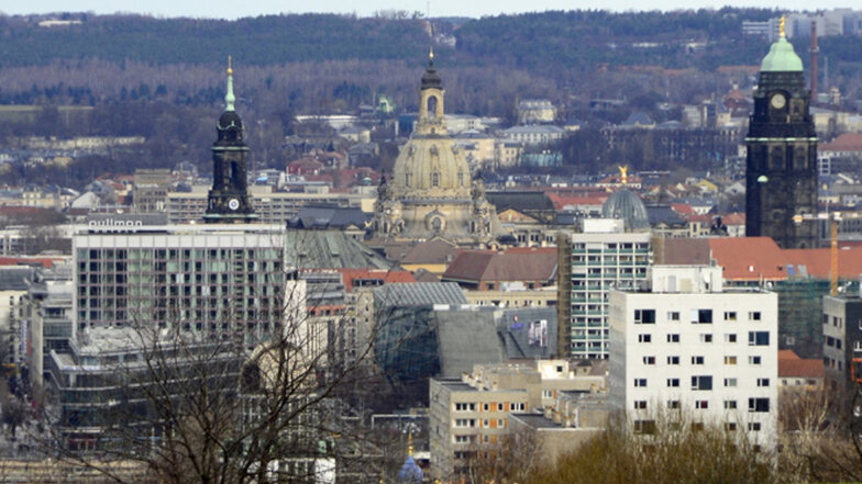 350 Hochhäuser hat Dresden schon. Einige davon erkennt man beim Blick von der Südhöhe ins Elbtal.