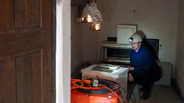 Der weiße Styroporwürfel enthält das Profi-Seismometer des Observatoriums. Leiter Olaf Hellwig befürchtet, dass Windräder den Apparat künftig blind machen.