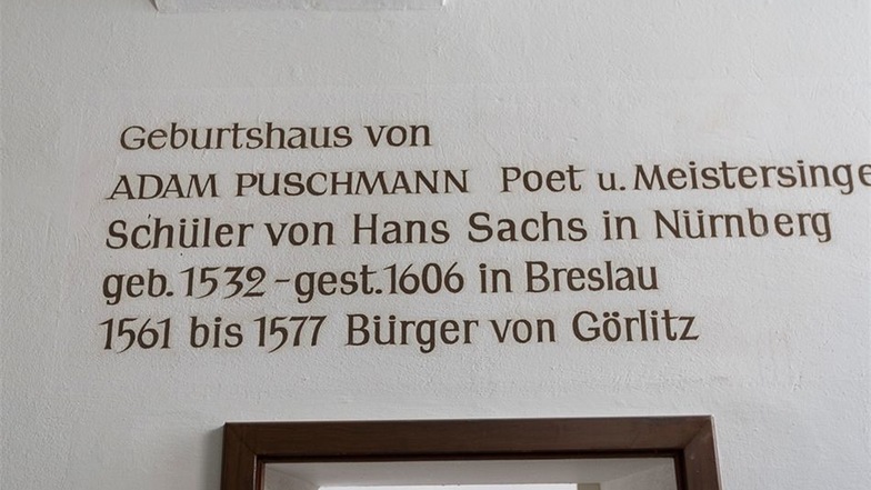 In der Halle weist ein Schriftzug darauf hin, dass in dem Haus vor fast 500 Jahren Adam Puschmann geboren wurde.