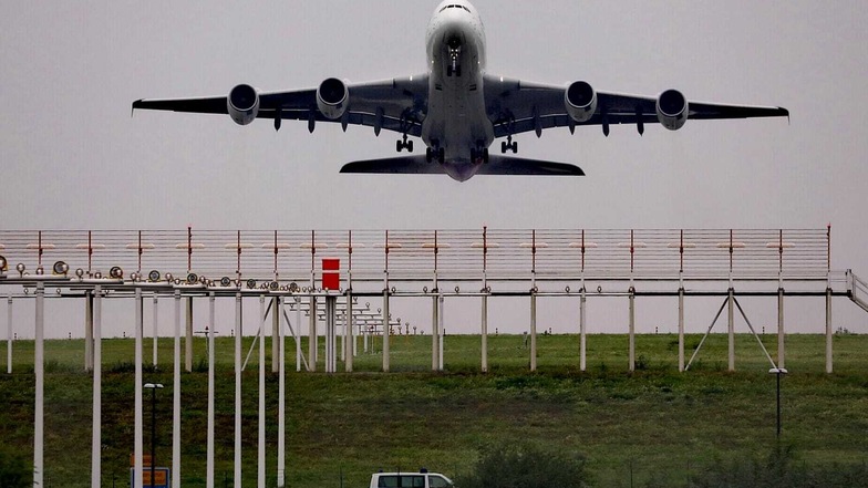 Seltenes Bild am Dresdner Flughafen am Freitagmorgen: Ein Airbus A380 hebt ab.