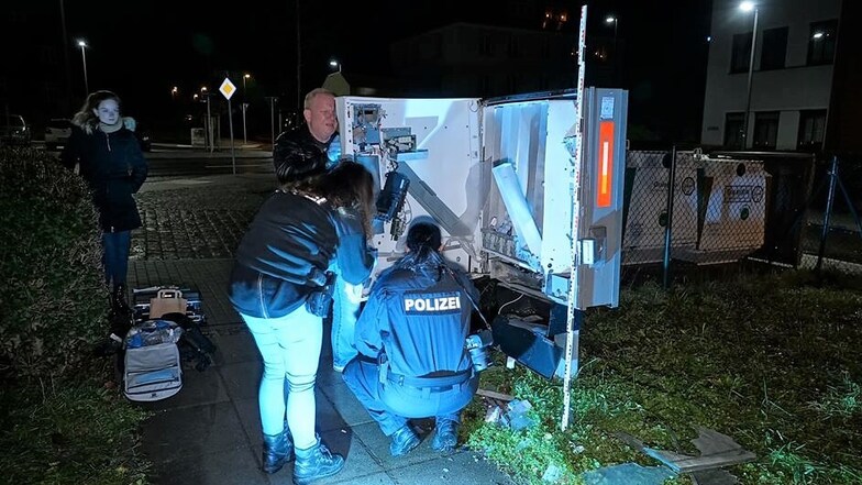 Die Polizei untersucht den Zigarettenautomaten, der in der Nacht zum Freitag gesprengt wurde.