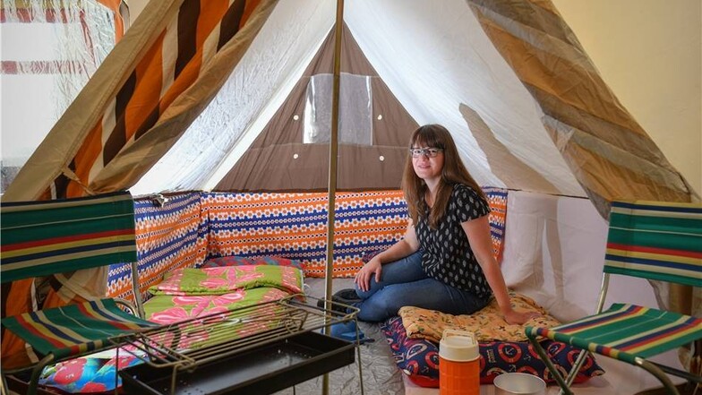 Jenny Linke, Marketingmitarbeiterin des Landkreises Oberspreewald-Lausitz, sitzt in einem Zelt.