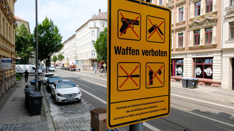 Ein Schild ist der Aufschrift ·Waffen verboten· an der Eisenbahnstraße.
