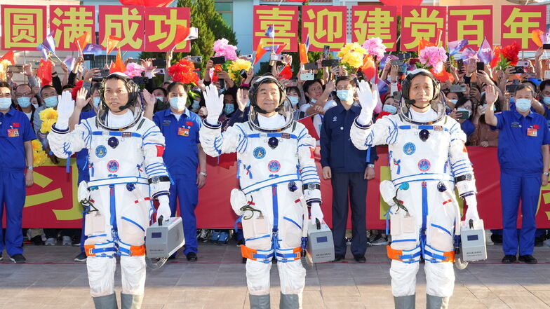 Die Astronauten Tang Hongbo (l-r), Liu Boming und Nie Haisheng winken während einer Verabschiedungszeremonie für die chinesischen Astronauten vor dem Start im Jiuquan Satellite Launch Center in Jiuquan im Nordwesten Chinas vorbereiten.