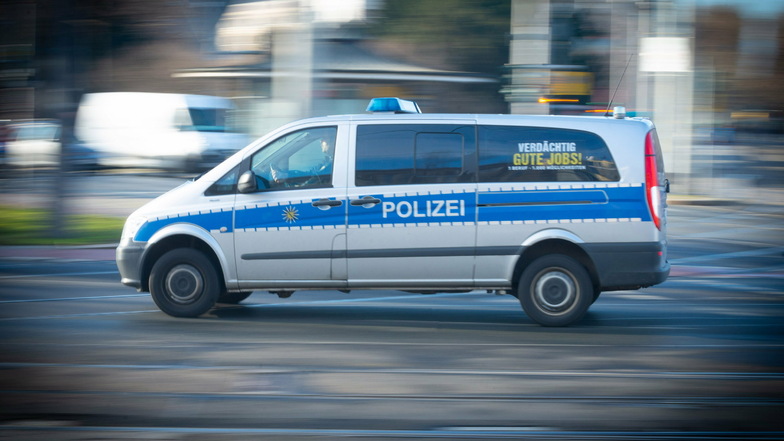 Die Dresdner Polizei ermittelt wegen Gefährdung des Straßenverkehrs gegen einen 42-jährigen Lkw-Fahrer.