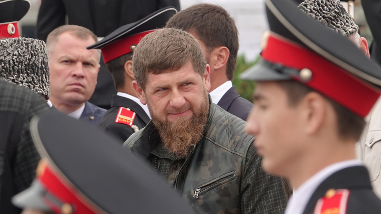 Ramsan Kadyrow (M), Oberhaupt der russischen Teilrepublik Tschetschenien, und tschetschenische Würdenträger stehen bei einem Festakt zum 200. Gründungstag der Hauptstadt Grosny nebeneinander.
