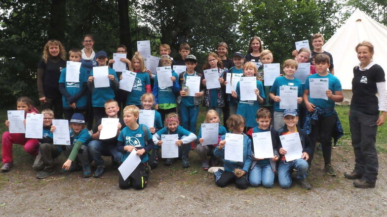 Junge Naturwächter aus dem Kreis Bautzen konnten jetzt in Neschwitz ihr Wissen unter Beweis stellen und bekamen Zertifikate überreicht.