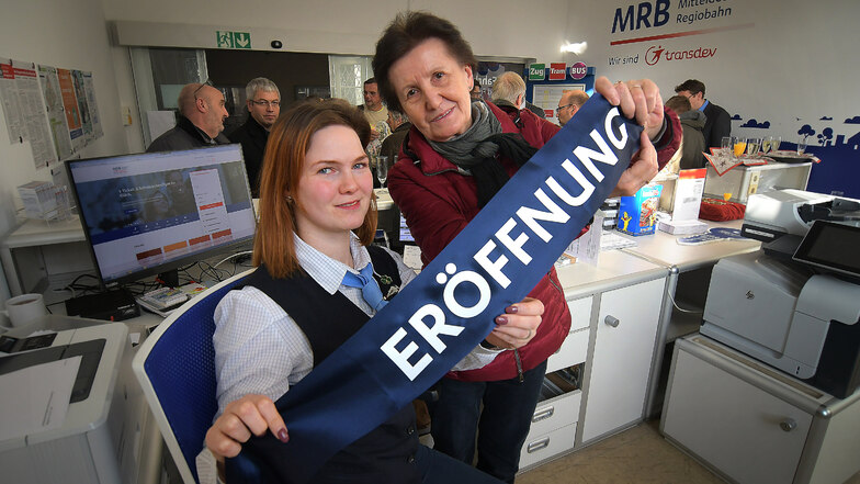 Hannelore John (rechts) hatte sich im September vom Ticketschalter in den Ruhestand verabschiedet. Im frisch renovierten Kundencenter der MRB wird ab sofort Katharina Böttcher Fahrkarten verkaufen und zu Bahnverbindungen beraten.