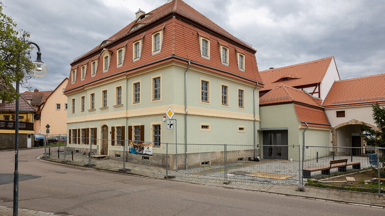 Der Bauzaun steht noch, auch wenn das sanierte Museum in Dippoldiswalde schon fast fertig ist. Das sollte es allerdings schon lange sein.